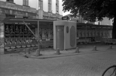 858843 Afbeelding van een openbaar toilet in de Korte Minrebroederstraat te Utrecht, met daarachter de bouwschutting ...